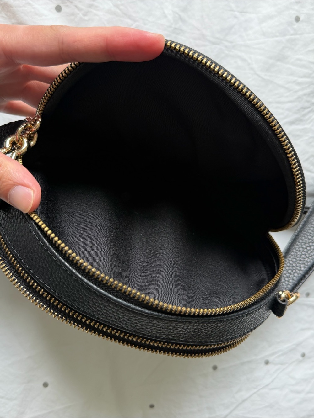 Marc Jacobs Black Pebbled Round Crossbody Bag with Gold Hardware - Picture 12 of 14